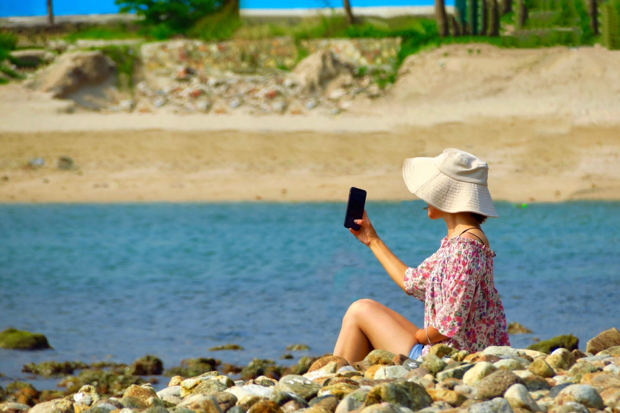 femme en vacances au bord de mer Bretignolles-sur-Mer