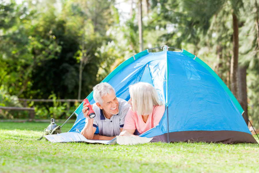 couple dans une tente camping 4 etoiles dans les Cevennes